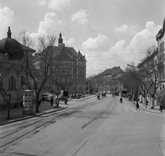 Hungary, Szeged, Tisza Lajos (Lenin) körút, balra az Anna fürdő épülete, szemben a MÁV székház., 1969, UVATERV, bicycle, poster, commercial vehicle, street view, genre painting, tram, ad pillar, lamp post, tram stop, automobile, crosswalk, Fortepan #1897