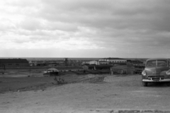 Lengyelország, Władysławowo, kilátás a Dom Rybaka ("Halászház", eredetileg szálloda) felől a kikötő felé., 1959, Tölg Anna, FSO Warszawa, Fortepan #189727