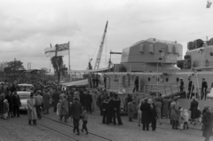 Lengyelország, Gdynia, kikötő, Nabrzeże Francuskie, a brit Királyi Haditengerészet HMS Tiger cirkálója., 1959, Tölg Anna, tömeg, matróz ruha, Fortepan #189732