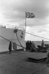 Lengyelország, Gdynia, kikötő, Nabrzeże Francuskie, a brit Királyi Haditengerészet HMS Tiger cirkálója., 1959, Tölg Anna, zászló, Fortepan #189735