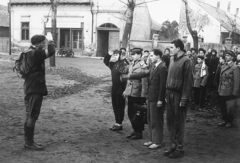 Magyarország, Dombóvár, Természetjáró diákok., 1962, Erky-Nagy Tibor, zászló, motorkerékpár, csoportkép, diáksapka, üzletportál, tisztelgés, hátizsák, képkeretező, Fortepan #18988