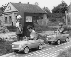 Magyarország, Dombóvár, Zrinyi utcai óvoda, mini KRESZ-park, Moszkvics gyerekautók., 1974, Erky-Nagy Tibor, gyerekjáték, óvoda, benzinkút, pedálos autó, KRESZ park, Fortepan #18989