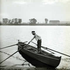 Magyarország, Budapest XI., Lágymányosi-tó, szemben balra a Budafoki út 81., a kép jobb szélén halványan a Lágymányosi Dohánygyár látszik., 1912, Fortepan/Album042, Budapest, csónak, kalap, evező, Fortepan #189936