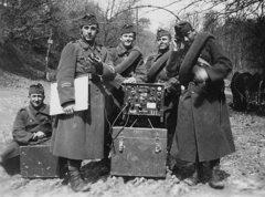 Híradó katonák egy R/3-as típusú katonai rádióval., 1941, Erky-Nagy Tibor, tableau, radio, soldier, "Bocskai" side cap, Fortepan #18998