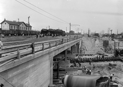 Hungary, Budapest IV.,Budapest XIII., a Béke utcai közúti aluljáró építkezése a Madridi utcai oldalon, balra a Budapest-Angyalföld vasútállomás., 1955, UVATERV, Budapest, trunk, worker, construction, coach, rails, steam locomotive, crushed stone, underpass, Fortepan #189992