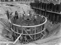 Magyarország, Budapest V., a Kossuth Lajos tér déli oldala, a metróépítés területe, balra a háttérben a Földművelésügyi Minisztérium épületének árkádja a Kossuth Lajos tér - Báthory utca sarkán., 1951, UVATERV, Budapest, vasszerelés, metróépítés, mélyépítés, Fortepan #190000