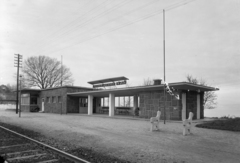 Magyarország,Balaton, Siófok, Balatonszabadi-Sóstó vasútállomás., 1955, UVATERV, vasútállomás, légvezeték, modern építészet, lapostető, Fortepan #190018