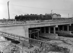 Magyarország, Budapest IV.,Budapest XIII., a Béke utcai közúti aluljáró építkezése a Madridi utca irányából nézve. Jobbra a Budapest-Angyalföld vasútállomás., 1955, UVATERV, MÁV 424 sorozat, Budapest, sínpálya, Fortepan #190019