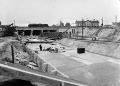 Magyarország, Budapest IV.,Budapest XIII., a Béke utcai közúti aluljáró építkezése a Madridi utca irányából nézve. Jobbra a Budapest-Angyalföld vasútállomás., 1955, UVATERV, MÁV 424 sorozat, Budapest, sínpálya, Fortepan #190020