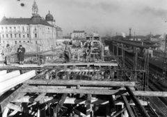 Magyarország, Győr, a vasútállomás építkezése, háttérben a Városháza., 1956, UVATERV, építkezés, farönk, Fortepan #190021