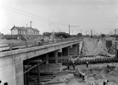 Magyarország, Budapest IV.,Budapest XIII., a Béke utcai közúti aluljáró építkezése a Madridi utcai oldalon, balra a Budapest-Angyalföld vasútállomás., 1955, UVATERV, MÁV 424 sorozat, Budapest, farönk, munkás, lapát, vagon, sínpálya, gőzmozdony, zúzalék, felsővezeték, Fortepan #190033