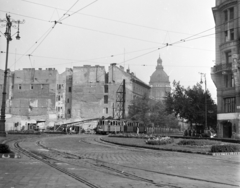 Magyarország, Budapest V.,Budapest VI., Deák Ferenc tér a Bajcsy-Zsilinszky út felé nézve, jobbra az Anker-ház, a Millenniumi Földalatti Vasút vonalának átépítése idején., 1955, UVATERV, Budapest, virágágyás, villamos, tűzfal, Fortepan #190050