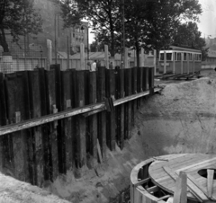 Magyarország, Budapest V., Kossuth Lajos tér, a metróépítés területe, balra a fal mögött az akkor beépítetlen Kossuth Lajos tér 6-8. számú telek látható., 1951, UVATERV, Budapest, munkatér-határolás, metróépítés, Fortepan #190071