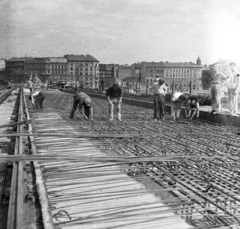 Hungary, Budapest XI., a Petőfi híd újjáépítése, háttérben a Boráros tér épületei., 1952, UVATERV, Budapest, bridge building, iron worker, Fortepan #190077