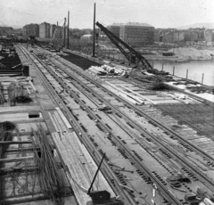 Hungary, Budapest XI., a Petőfi híd újjáépítése, a túlparton a Budapesti Műszaki Egyetem (később Budapesti Műszaki és Gazdaságtudományi Egyetem) épületei., 1952, UVATERV, Budapest, Budapest University of Technology, dredge, bridge building, rails, Fortepan #190079