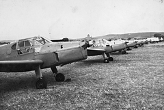 Magyarország, Esztergom, repülőtér (később Id. Rubik Ernő repülőtér), Zlin Z-381 (Bücker) típusú repülőgépek., 1952, Erky-Nagy Tibor, közlekedés, csehszlovák gyártmány, repülőgép, repülőtér, Bücker-márka, Zlin-márka, licenc, Zlín Z381 Fecske, Fortepan #19008