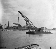 Hungary, Budapest IX., a Petőfi híd újjáépítésén dolgozó Ady Endre úszódaru, háttérben a Soroksári út épületei., 1952, UVATERV, Budapest, dredge, bridge building, Fortepan #190080