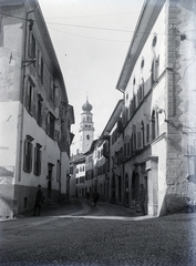 Olaszország, Levico Terme, szemben a Via Regia házsora, távolabb a Chiesa Parrocchiale del Santissimo Redentore tornya látható., 1916, Wittner Lucia, Fortepan #190117