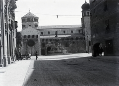 Olaszország, Trento, Via Rodolfo Belenzani, szemben a Dóm téren a Neptun-kút és a Szent Vigiliusz-székesegyház (Cattedrale di San Vigilio)., 1916, Wittner Lucia, Fortepan #190119