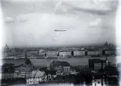 Magyarország, Budapest I.,Budapest V., a Graf Zeppelin léghajó a Belváros felett., 1931, Wittner Lucia, Budapest, Fortepan #190128