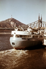 Hungary, Budapest IX.,Budapest XI., a Szabadság híd és a Gellért-hegy a ferencvárosi Duna-part felől nézve. Előtérben a "Csepel" Duna-tengerjáró., 1963, Wittner Lucia, Budapest, colorful, Caribi/Aret/Hala/Aref/Vittoria/Csepel ship, Fortepan #190136