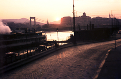 Hungary, Budapest V., Belgrád rakpart, a MAHART nemzetközi hajóállomása. Háttérben az Erzsébet híd és a budai Vár., 1965, Wittner Lucia, Budapest, colorful, steamboat, dusk, Fortepan #190137