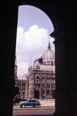 Magyarország, Budapest V., a Kossuth Lajos tér és a Parlament a Földművelésügyi Minisztérium árkádjai alól nézve., 1962, Wittner Lucia, színes, Budapest, Fortepan #190150