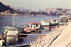 Magyarország, Budapest V.,Budapest I., Belgrád rakpart, kilátás az Erzsébet híd építkezése felé, háttérben a budai Vár., 1961, Wittner Lucia, színes, Budapest, Fortepan #190177