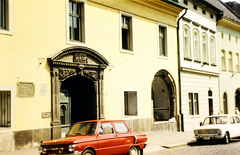 Hungary, Budapest I., balra a Tárnok utca 1., jobbra a Dísz tér 7-es számú ház., 1973, Wittner Lucia, colorful, Lada-brand, Zaporozhetz-brand, number plate, Budapest, Fortepan #190191