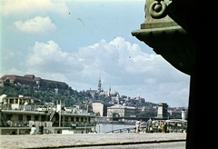 Magyarország, Budapest V.,Budapest I., a pesti alsó rakpart a Vigadó téri hajóállomásnál, háttérben a budai Vár és a Széchenyi Lánchíd., 1964, Wittner Lucia, színes, Budapest, Fortepan #190192