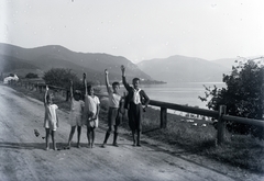 Hungary, Zebegény, Ország út (12-es főút)., 1917, Zagyva Tiborné, dirt road, road railings, mountain, height chart, Fortepan #190215