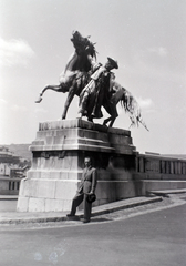 Magyarország, budai Vár, Budapest I., Lovarda utca, a Lovat fékező csikós szobra (ifj. Vastagh György, 1901.) a Lovarda előtt., 1942, Zagyva Tiborné, Budapest, Fortepan #190256