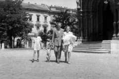 Magyarország, Budapest IX., Bakáts tér, jobbra az Assisi Szent Ferenc-templom., 1954, Zagyva Tiborné, Budapest, család, kézenfogva, templom, titok, Fortepan #190262