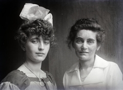 1917, Zagyva Tiborné, women, double portrait, half-smile, medal, ribbon, Fortepan #190284