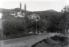 Magyarország, Zebegény, Napraforgó utca, híd a Malom-patak felett. Fenn a domboldalon a Budapesti Szünidei Gyermektelep Egyesület üdülője. Az épület az 1896-os Millenniumi kiállításon a Magyar Királyi Dohányjövedék termékeinek pavilonja volt., 1921, Zagyva Tiborné, Fortepan #190289