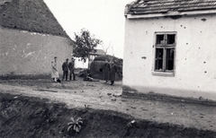 Szerbia, falusi házak közé épített jugoszláv bunker, 1941, Zagyva Tiborné, Fortepan #190348