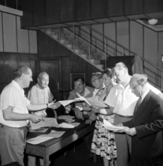 Hungary, Budapest VIII., a Magyar Rádió 1-es stúdiója, balról Tabi László író, újságíró, humorista, Kőmíves Sándor, Hlatky László, Csákányi László, Komlós Juci, Greguss Zoltán, Ascher Oszkár színművészek., 1963, Szalay Zoltán, Budapest, Fortepan #190404