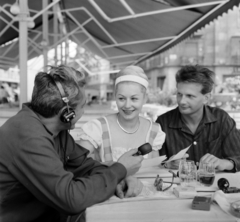 Hungary, Budapest V., Dunakert a Duna Szálló déli falánál, a Dunakorzó és az Apáczai Csere János utca között. Gombos Katalin színművésznő, Petress István és Nagy Tibor riporterek., 1963, Szalay Zoltán, Budapest, Fortepan #190417