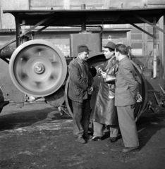 Magyarország, Budapest XIII., Váci út 175., Erőgépjavító Vállalat, a riporter Szabó József., 1959, Szalay Zoltán, kalap, munkás, gyár, mikrofon, bőrkabát, riporter, Budapest, Fortepan #190427