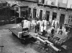 Magyarország, Budapest VIII., Üllői út 60. Braun Likőrgyár., 1934, Jankovszky György, udvar, üzem, hordó, láda, kordé, szeszgyártás, likőr, Budapest, adóellenőrzés, Fortepan #19043