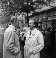 Hungary, Budapest VIII., József körút, a riporter Gulyás Gyula., 1960, Szalay Zoltán, Budapest, microphone, Fortepan #190432