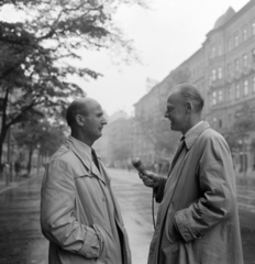 Hungary, Budapest VIII., József körút, háttérben a távolban a Népszínház utca sarkán álló épületek látszanak. A riporter Gulyás Gyula., 1960, Szalay Zoltán, Budapest, microphone, hold in arms, Fortepan #190433