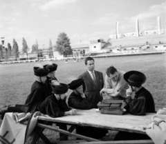 Magyarország, Budapest X., Albertirsai úti vásár területe, Országos Mezőgazdasági Kiállítás és Vásár, lovaspálya., 1959, Szalay Zoltán, Budapest, interjú, riporter, csikós, asztalon feküdni, Fortepan #190487