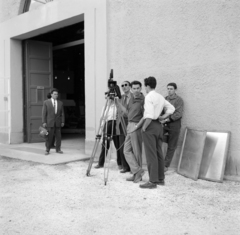 Magyarország, Budapest X., Albertirsai úti vásár területe, Országos Mezőgazdasági Kiállítás és Vásár. A TV Híradó forgatócsoportja., 1959, Szalay Zoltán, Magyar Televízió, Budapest, filmkamera, Fortepan #190495