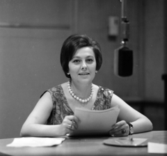 Hungary, Budapest VIII., a Magyar Rádió stúdiója, Ungvári Ildikó rádióbemondó., 1960, Szalay Zoltán, Budapest, lady, microphone, portrait, jewelry, Fortepan #190502