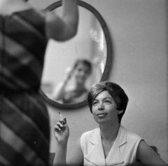 1960, Szalay Zoltán, smoking, mirror, hairdo, lady, Fortepan #190503