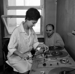 Hungary, Budapest VIII., a Magyar Rádió stúdiójának technikai helyisége, Gál Olga montírozó-technikus és Bán Béla szerkesztő., 1963, Szalay Zoltán, Budapest, studio tape recorder, Fortepan #190510