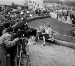 Magyarország, a padon Megyeri Károly és Balogh Mária, az MTV riporterei., 1962, Szalay Zoltán, Fortepan #190585