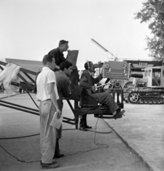 Magyarország, Budapest X., Albertirsai úti vásár területe, Országos Mezőgazdasági Kiállítás és Vásár. MTV közvetítés., 1959, Szalay Zoltán, operatőr, lánctalp, Budapest, Fortepan #190615