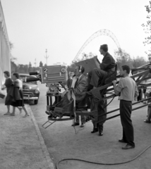 Magyarország, Budapest X., Albertirsai úti vásár területe, Országos Mezőgazdasági Kiállítás és Vásár. MTV közvetítés., 1959, Szalay Zoltán, operatőr, tévékamera, Budapest, krán, Fortepan #190618